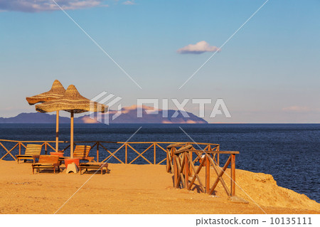 Beach 10135111