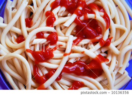 Spaghetti whit tomato sauce on a blue plate Spaghetti whit tomato sauce on a blue plate 10136356