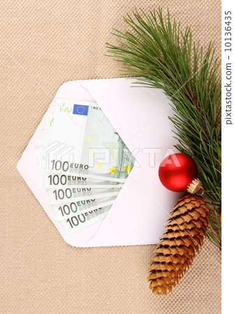 Christmas bonus, five hundred euro in envelope and decor 10136435