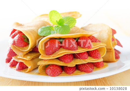 Strawberry crepe 10138028