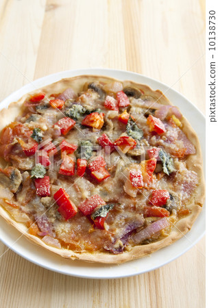 Crispy vegetarian pizza on dining table 10138730