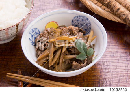 煮熟的牛肉和牛蒡 10138830