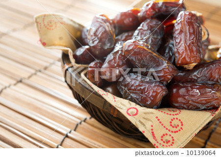 Dried date palm fruits 10139064