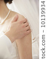 A bride holding a bride's shoulders 10139934
