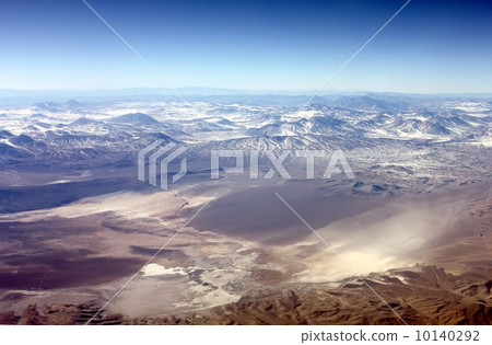 傳播在安第斯山脈的高地的干大鹽湖 10140292