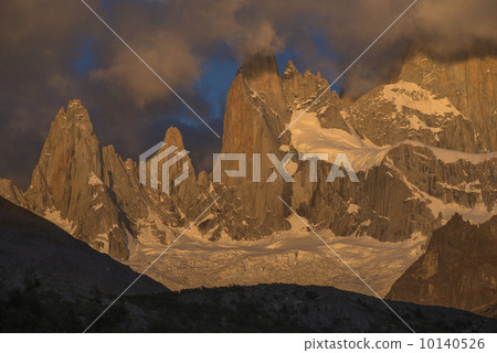 Mount Fitz Roy in the Patagonia region Morning glow Mount Fitz Roy in the Patagonia region Morning glow 10140526