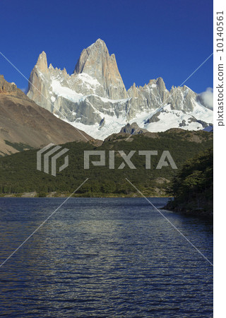 Mount Fitz Roy in the Patagonia region Mount Fitz Roy in the Patagonia region 10140561