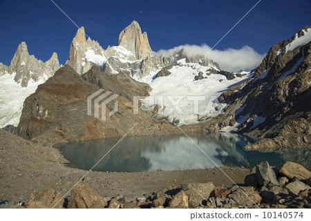 Mount Fitz Roy in the Patagonia region Mount Fitz Roy in the Patagonia region 10140574