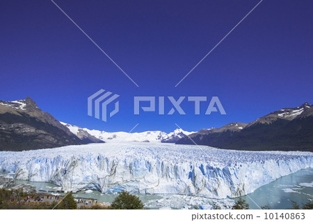 Pelito Moreno glacier in the Patagonia region 10140863