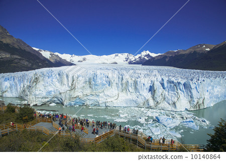Pelito Moreno glacier in the Patagonia region 10140864