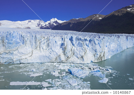 Pelito Moreno glacier in the Patagonia region 10140867