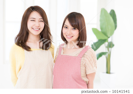 Two women cooking 10141541