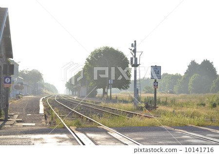 站在聖米歇爾山附近的法國 10141716