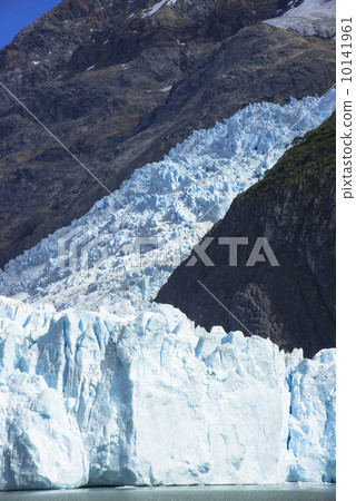 The Spagatzini glacier in the Patagonia region 10141961
