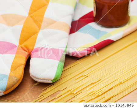 Italian spaghetti with tomato sauce and kitchen glove Italian spaghetti with tomato sauce and kitchen glove 10143949