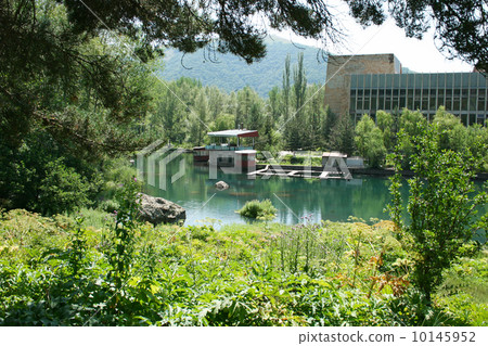 Lake in park 10145952