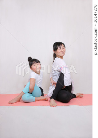 父母和孩子做瑜伽 父母和孩子做瑜伽 10147276