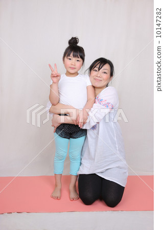 父母和孩子做瑜伽 父母和孩子做瑜伽 10147282