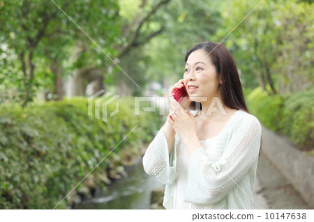 Middle-aged women using the phone 10147638