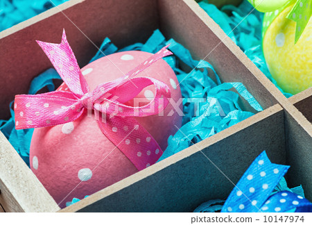 easter eggs in a wooden box 10147974