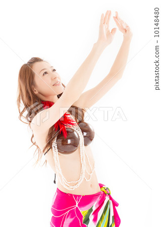 一個日本年輕女子，在充足的熱帶氣氛中快樂地跳舞 10148480