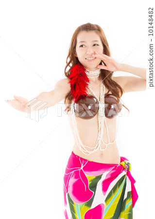 一個日本年輕女子，在充足的熱帶氣氛中快樂地跳舞 10148482