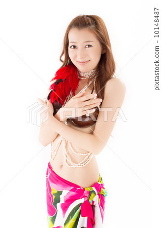 一個日本年輕女子，在充足的熱帶氣氛中快樂地跳舞 10148487