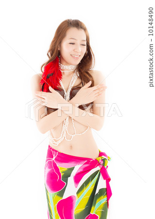 一個日本年輕女子,在充足的熱帶氣氛中快樂地跳舞 一個日本年輕女子,在充足的熱帶氣氛中快樂地跳舞 10148490