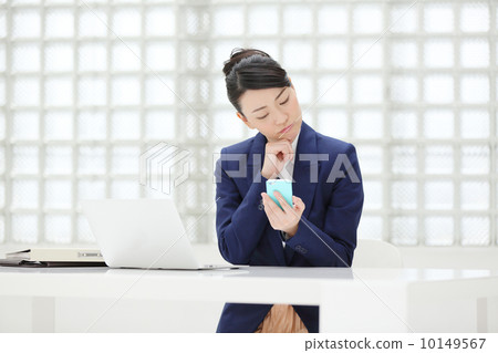 女商人困擾與拿著智能手機 10149567