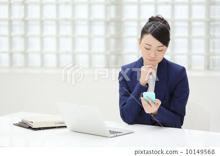 女商人困擾與拿著智能手機 女商人困擾與拿著智能手機 10149568