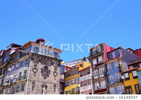 Wall of the Ribeira Shelters in Porto 10149597