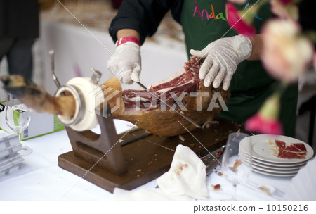 Jamon iberico (prosciutto) ham slicing 10150216