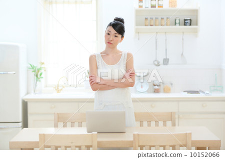 A woman suffering from kitchen A woman suffering from kitchen 10152066