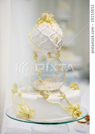 Delicious wedding cake 10155652