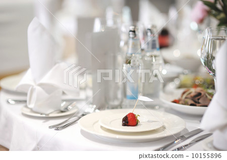 Empty place card on a festive table 10155896
