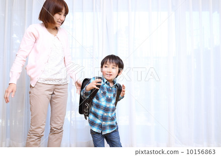 Mother seeing her son from elementary school 10156863