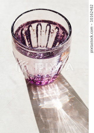 faceted glass with spring water 10162482