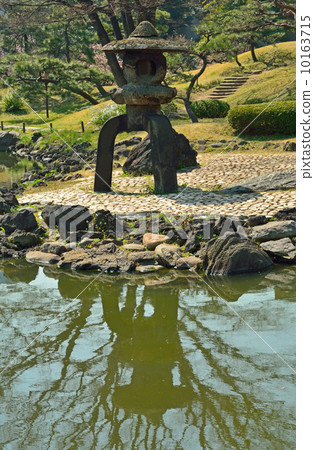 Old Shiba Rikyu Imperial Palace Garden · Yukimi lantern 10163715