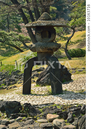 Old Shiba Rikyu Imperial Palace Garden · Yukimi lantern 10163716