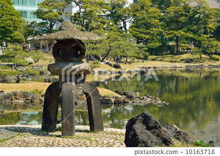Old Shiba Rikyu Imperial Palace Garden · Yukimi lantern 10163718