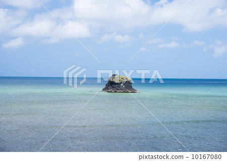 Small desert island Small desert island 10167080