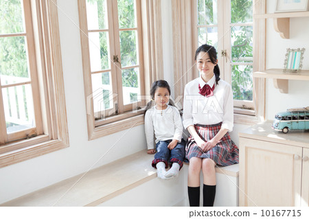 學校女生和5歲女孩 學校女生和5歲女孩 10167715