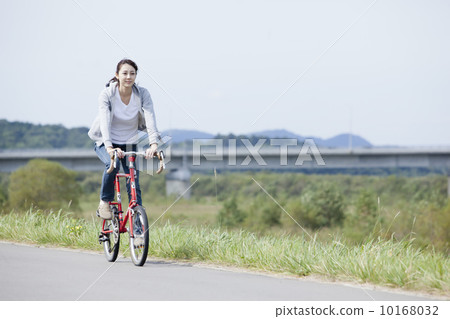 A bicycle 10168032