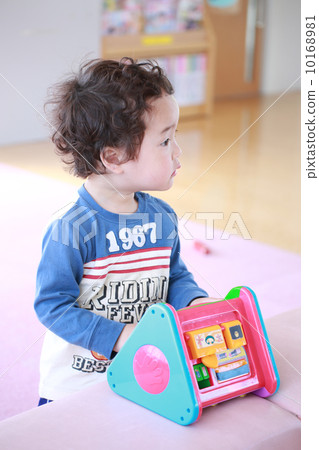 一個男孩玩玩具 一個男孩玩玩具 10168981
