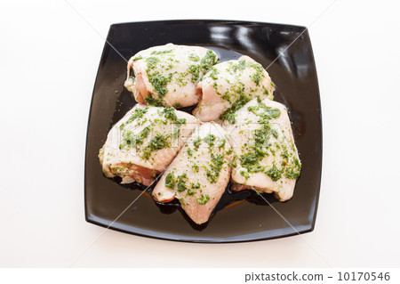 raw chicken legs 10170546
