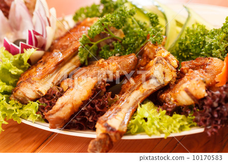 grilled ribs with vegetables 10170583