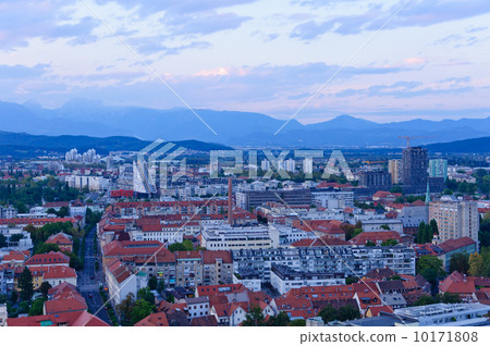Evening scenery of old city of Slovenia Ljubljana Evening scenery of old city of Slovenia Ljubljana 10171808