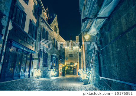 Unattended Mont Saint Michel / Christmas night Unattended Mont Saint Michel / Christmas night 10176891