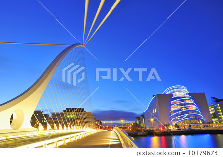 THE SAMUEL BECKETT BRIDGE THE SAMUEL BECKETT BRIDGE 10179673