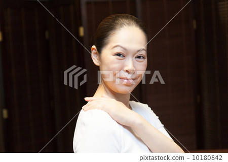 Middle Female Beauty Middle Female Beauty 10180842